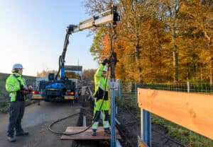 Das auf der Amphibienleiteinrichtung installierte Holz-Stahlgeländer sorgt für zusätzlichen Schutz und Orientierung. 