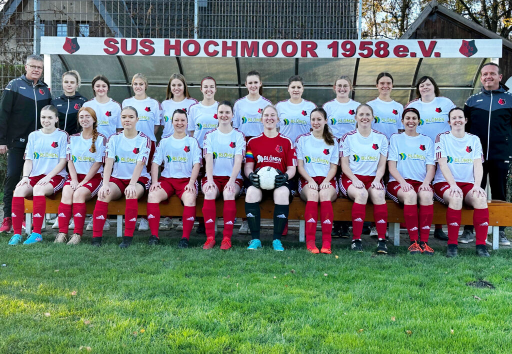 Blömen VuS stattet die Fußballmannschaft des SuS Hochmoor mit einem Satz Trikots, Trainingsanzügen, Wintermänteln und Aufwärmshirts aus.